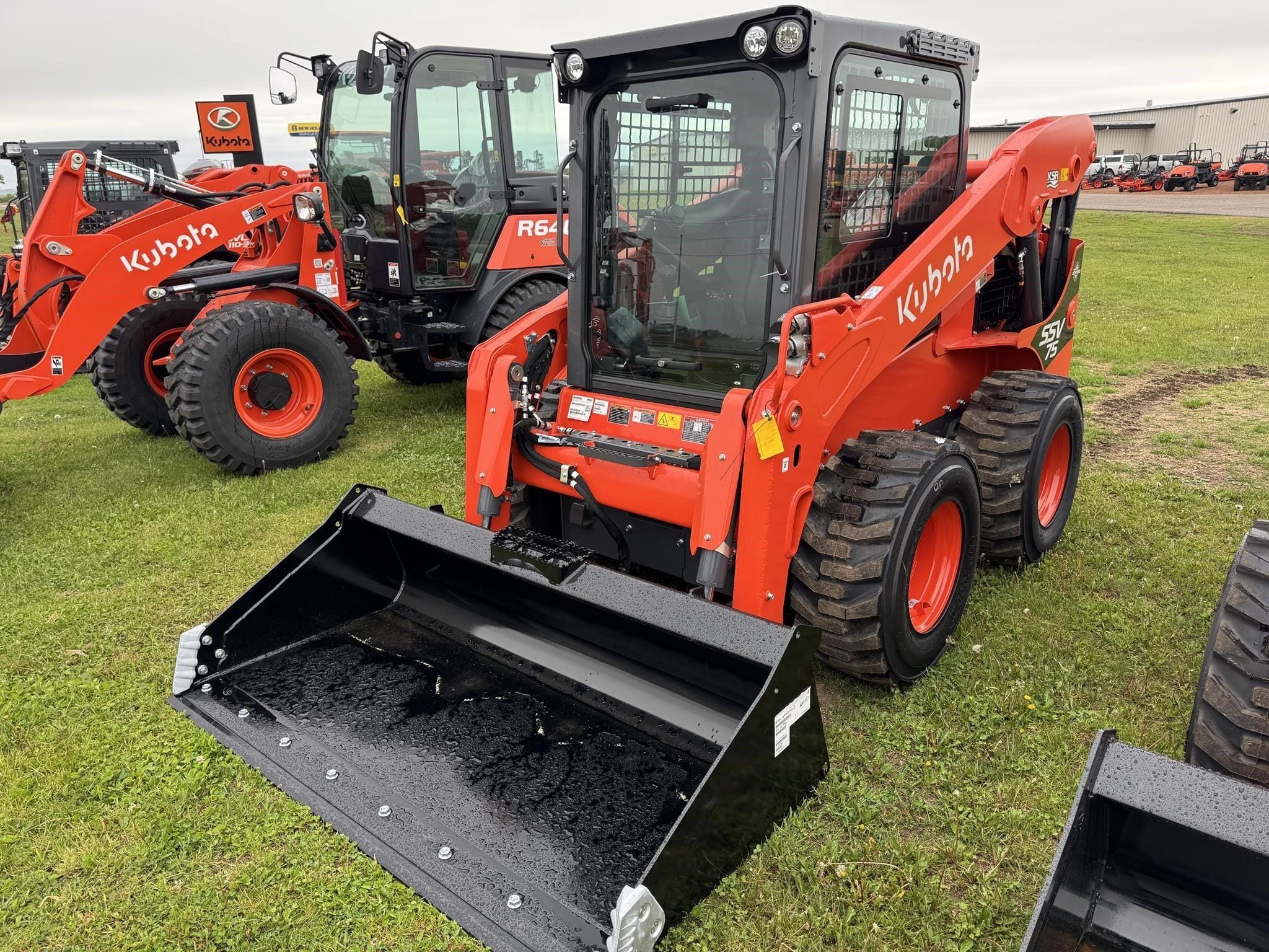 2025 Kubota SSV75 Equipment Image0