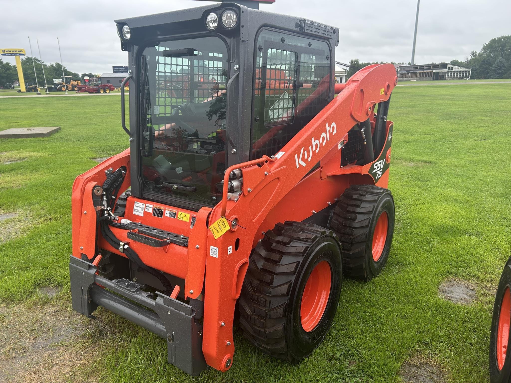 2025 Kubota SSV75HC Equipment Image0