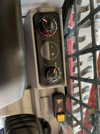 Image of Kubota SVL75-3 equipment image 4