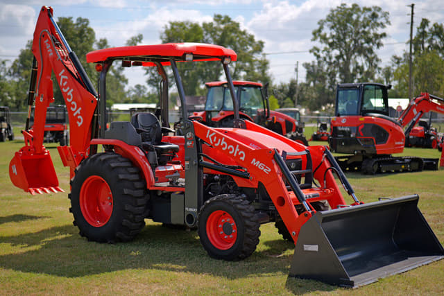 Image of Kubota M62 equipment image 1