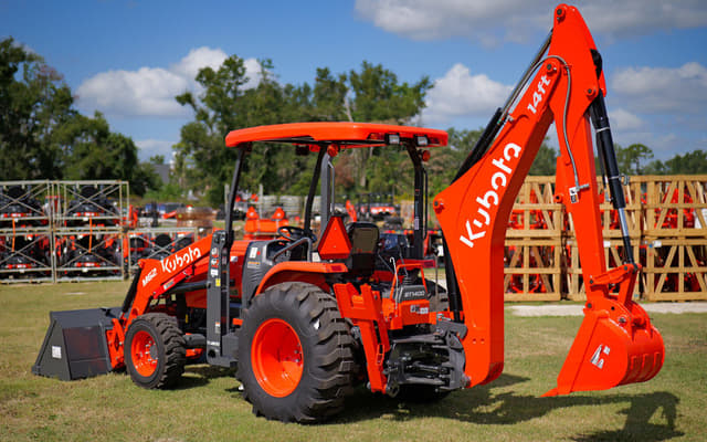 Image of Kubota M62 equipment image 3