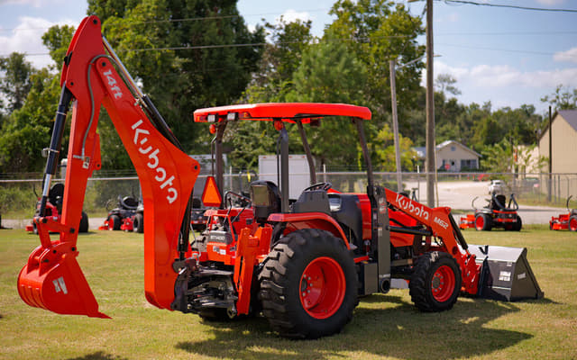 Image of Kubota M62 equipment image 2