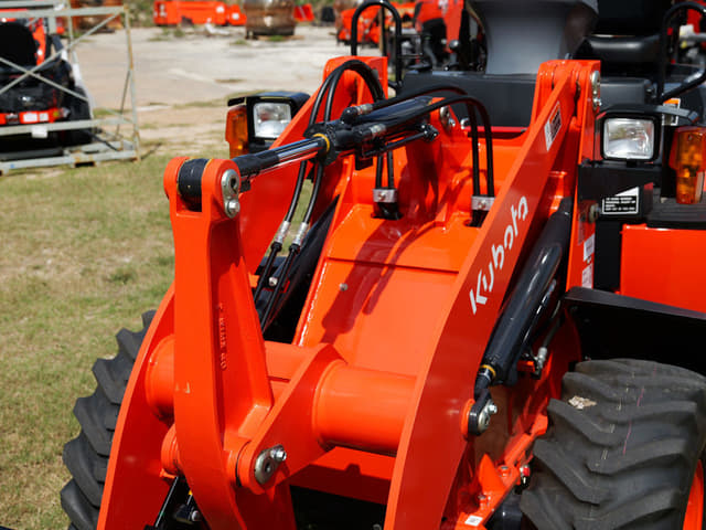 Image of Kubota R430 equipment image 4