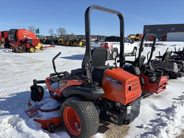 Image of Kubota ZD1211L equipment image 4