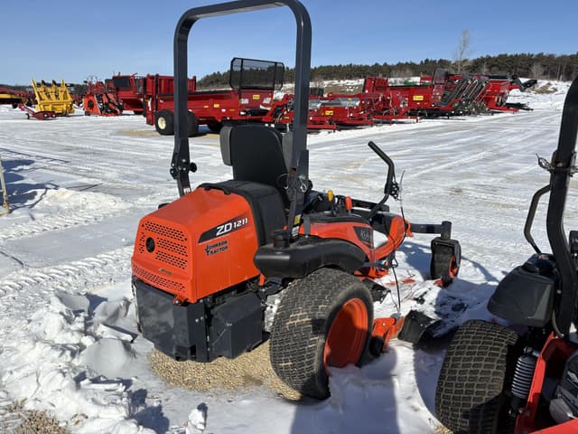 Image of Kubota ZD1211L equipment image 4