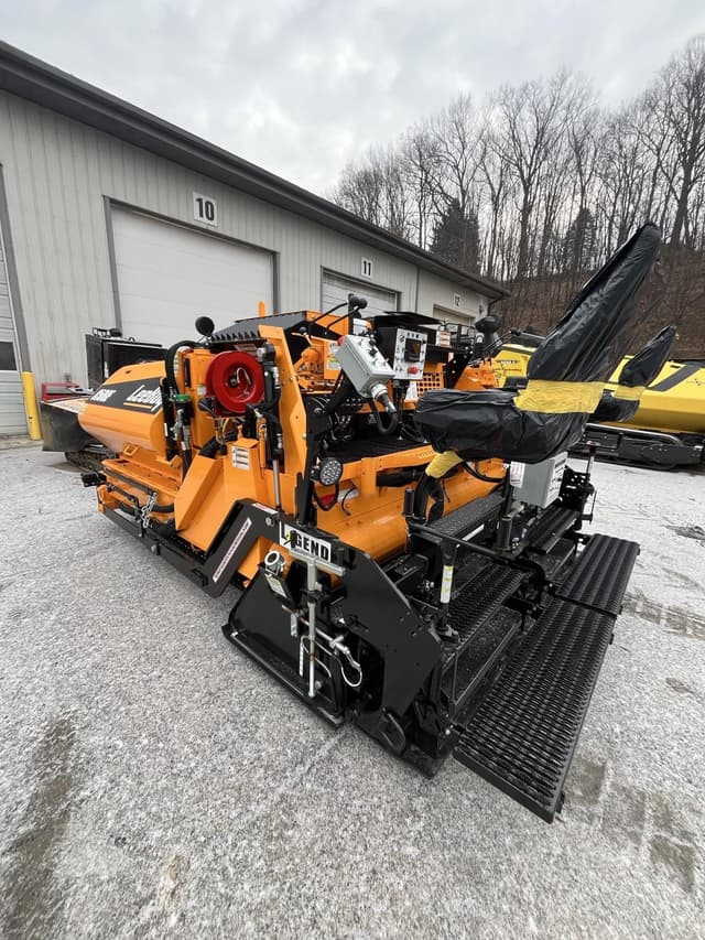 Image of LeeBoy 8500E equipment image 2