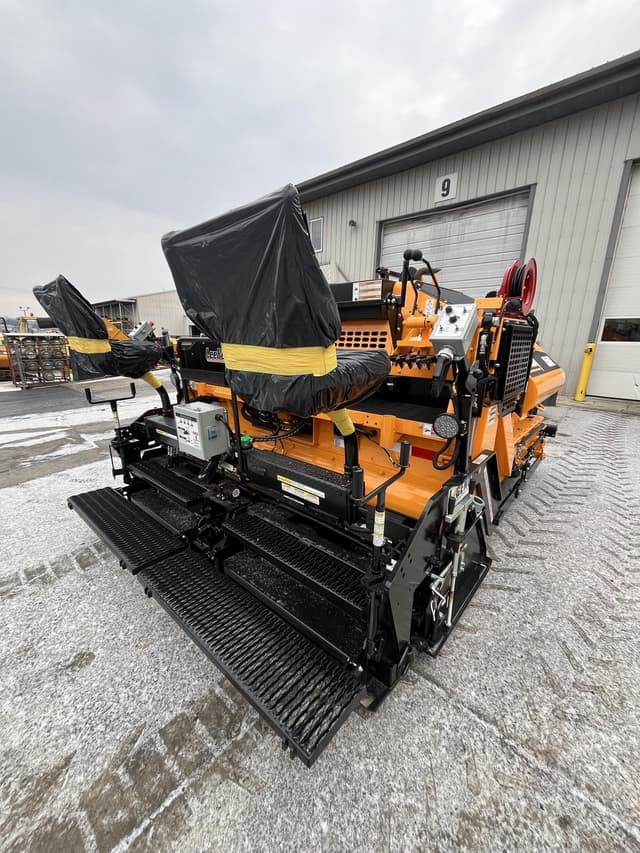 Image of LeeBoy 8500E equipment image 3