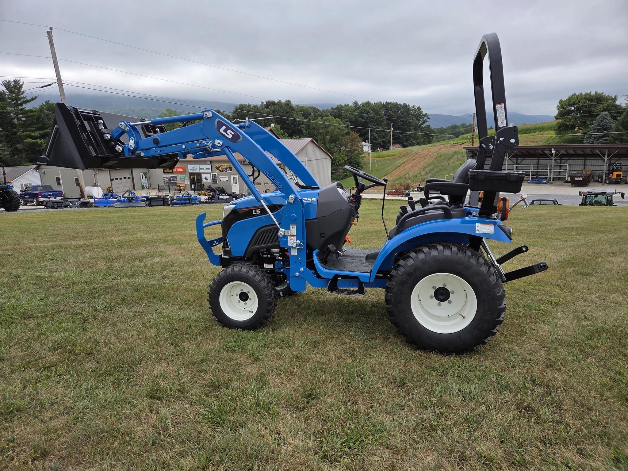 2025 LS MT225S Equipment Image0