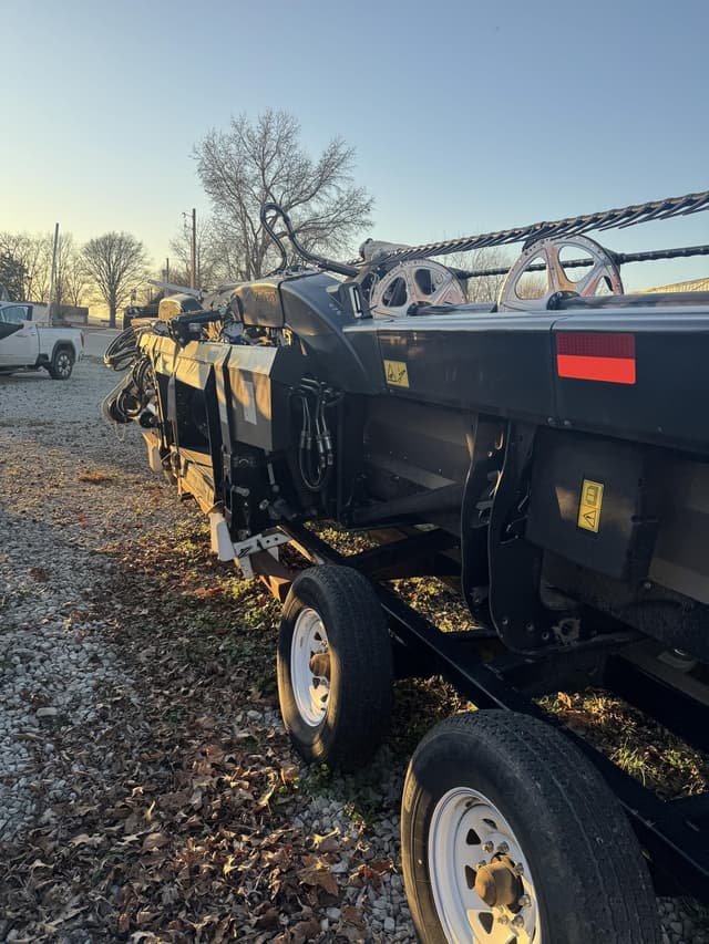 Image of MacDon FD235 equipment image 4