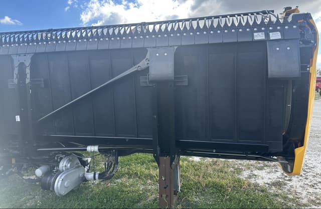 Image of MacDon FD235 equipment image 3