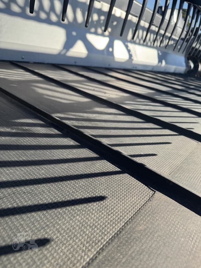 Image of MacDon FD240 equipment image 3