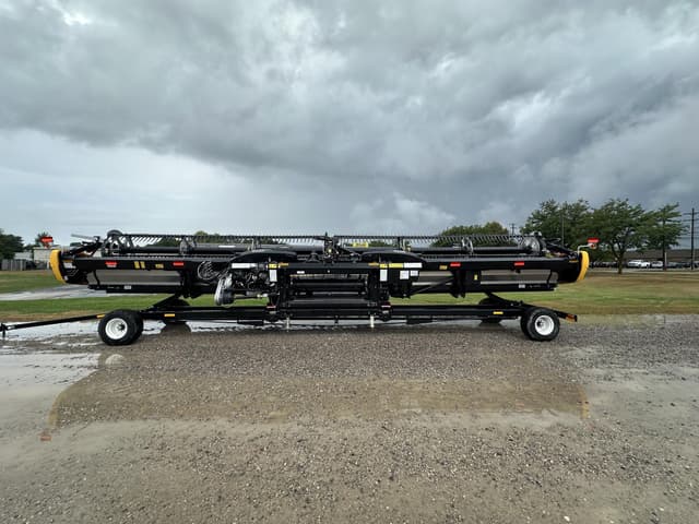 Image of MacDon FD240 equipment image 2