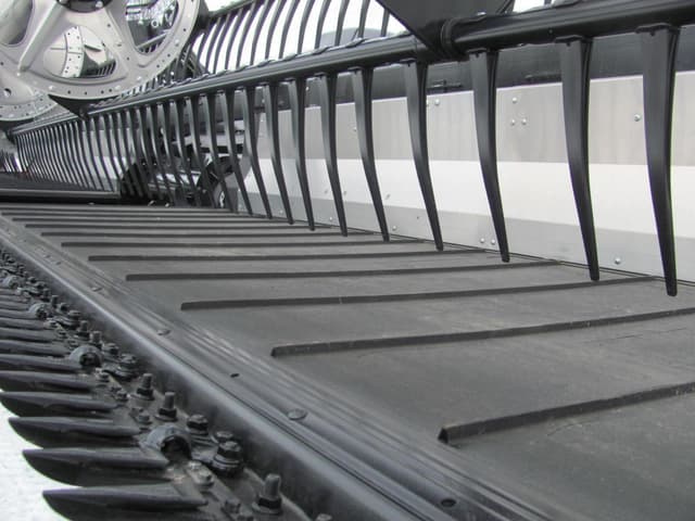 Image of MacDon FD240 equipment image 3