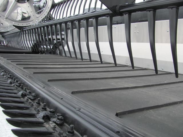 Image of MacDon FD240 equipment image 3