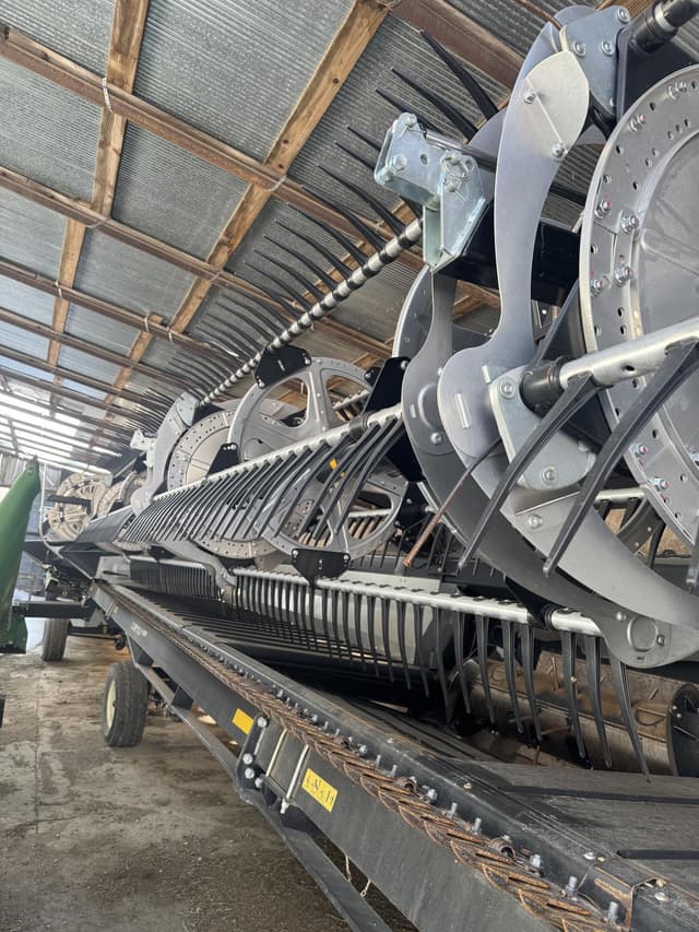 Image of MacDon FD240 equipment image 4