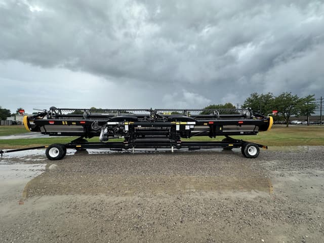 Image of MacDon FD240 equipment image 2