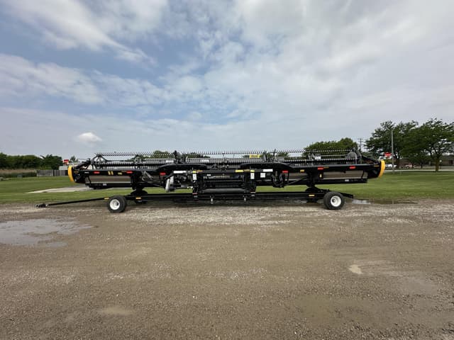 Image of MacDon FD245 equipment image 3