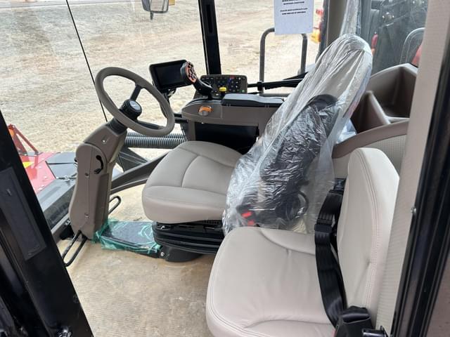 Image of MacDon M2260 equipment image 3