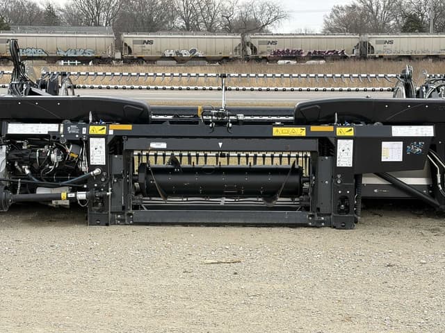 Image of MacDon FD245 equipment image 4