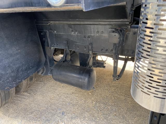 Image of Mack GR64F equipment image 4
