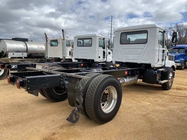 Image of Mack MD6 equipment image 2