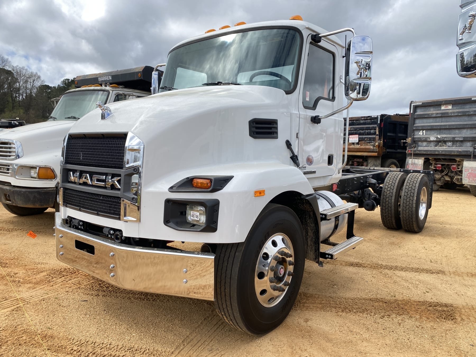2025 Mack MD6 Equipment Image0