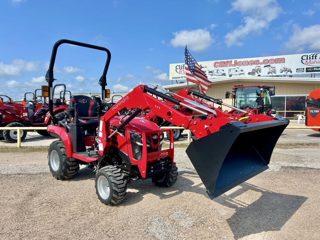 2025 Mahindra 1120 HST Equipment Image0