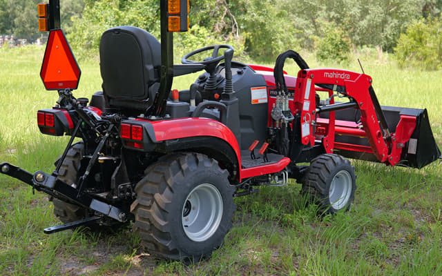 Image of Mahindra 1120 HST equipment image 2