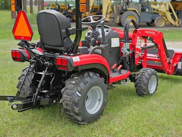 Image of Mahindra 1126 HST equipment image 3