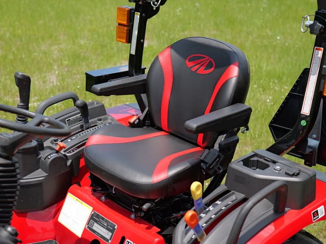 Image of Mahindra 2126 HST equipment image 4