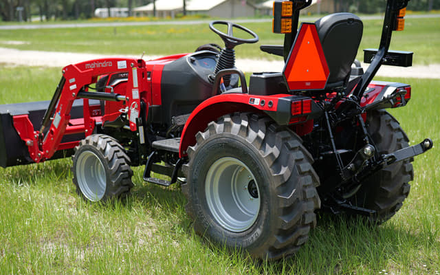 Image of Mahindra 2126 HST equipment image 2