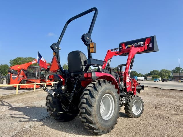 Image of Mahindra 2126 HST equipment image 2