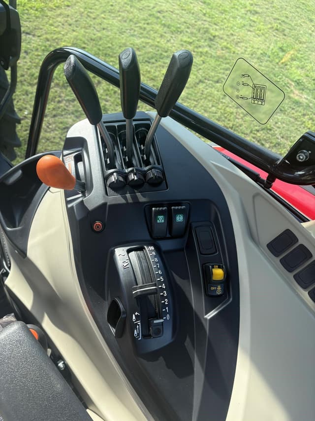 Image of Massey Ferguson 4707 equipment image 4