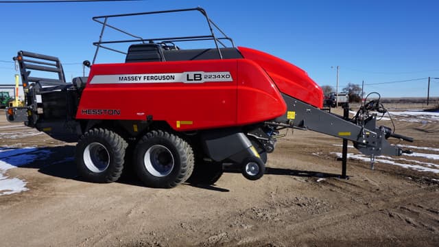 Image of Massey Ferguson LB2234XD equipment image 2