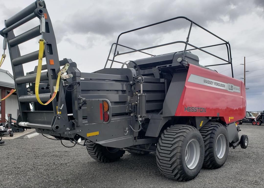 Image of Massey Ferguson LB2234XD Image 1