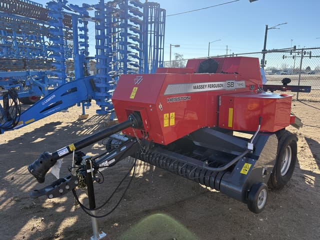 Image of Massey Ferguson 1840 equipment image 1