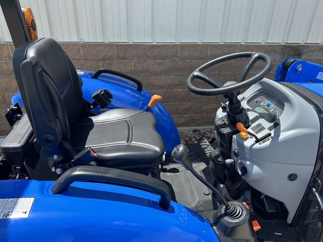 Image of New Holland Boomer 40 equipment image 2