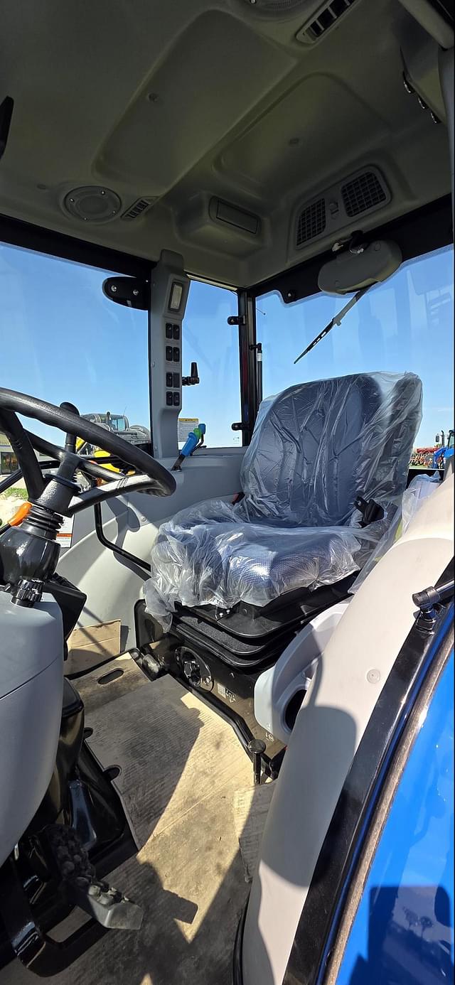 Image of New Holland Boomer 45 equipment image 4