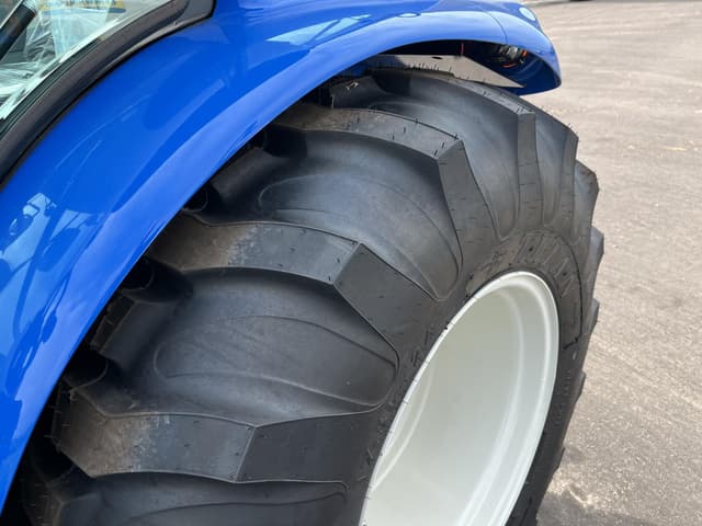 Image of New Holland Boomer 55 equipment image 2