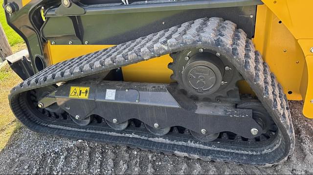 Image of New Holland C332 equipment image 2