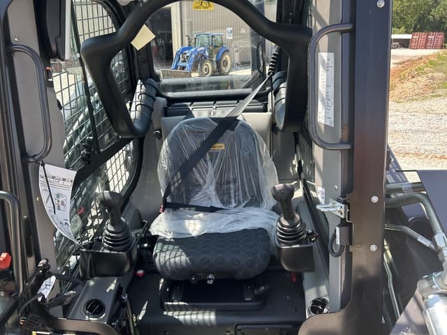 Image of New Holland C337 equipment image 3