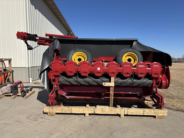 Image of New Holland 210 equipment image 4
