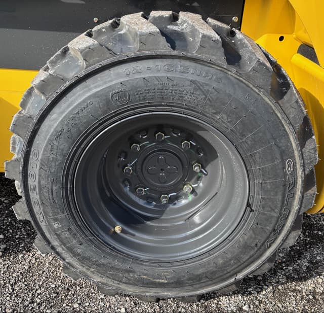 Image of New Holland L320 equipment image 4