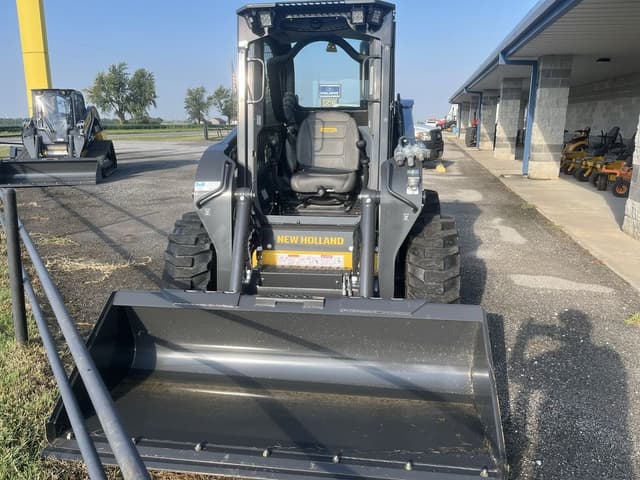 Image of New Holland L320 equipment image 1