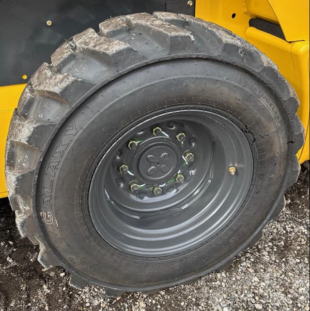 Image of New Holland L320 equipment image 3