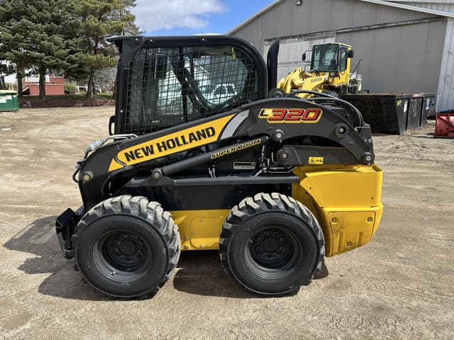 Image of New Holland L320 equipment image 1