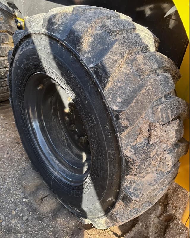 Image of New Holland L320 equipment image 3