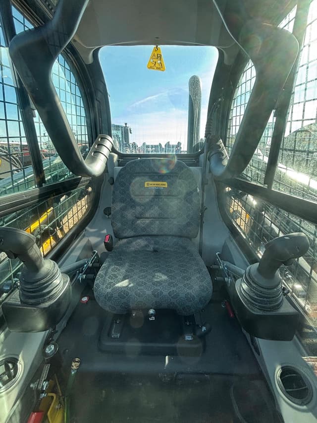 Image of New Holland L320 equipment image 3
