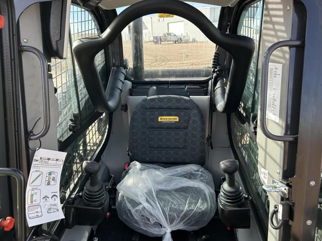 Image of New Holland L334 equipment image 3