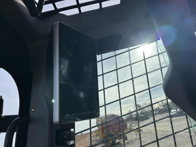 Image of New Holland L334 equipment image 4